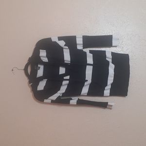 rue21 womens top size (L) with side pockets/hoodie color black/white beautiful💖